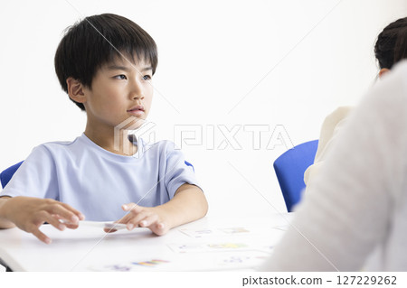 Children listening intently 127229262