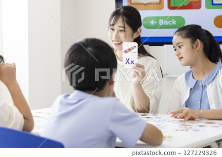 上英語課的孩子們 127229326