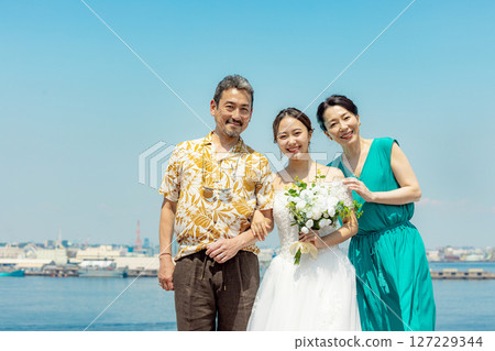 新娘與父母合照留念 127229344