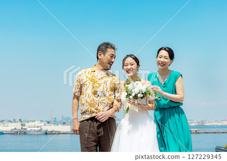 新娘與父母合照留念 127229345