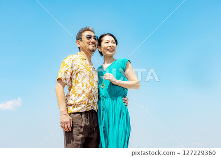 A couple traveling together 127229360