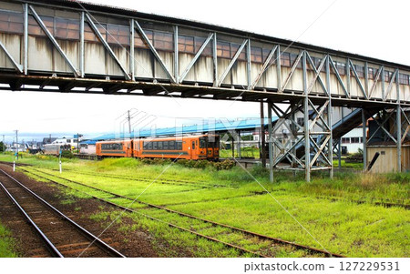 津輕鐵道風景：津輕五河原站、高架橋、鐵路巴士柴油車、津輕21系 127229531