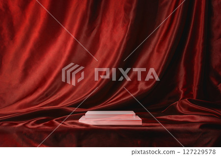 一個擺放著紅色絲綢布料和壓克力商品的空間 127229578