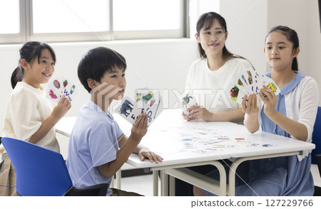 上英語課的孩子們 127229766