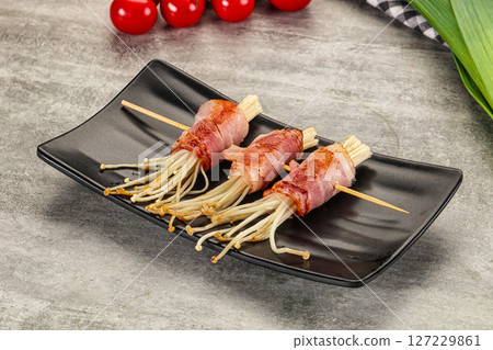 Grilled enoki mushroom with bacon 127229861