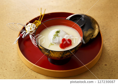 Bean-flavored rice cake soup served on a round tray 127230087