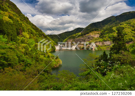 Ryugahana Dam surrounded by fresh greenery 127230206
