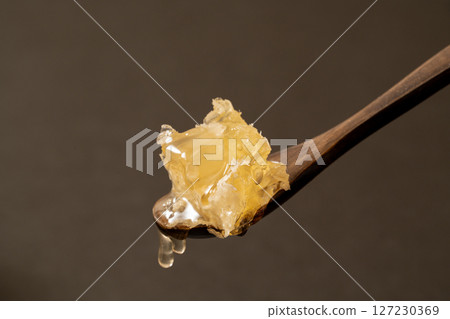 木勺上的蜂巢特寫鏡頭 127230369