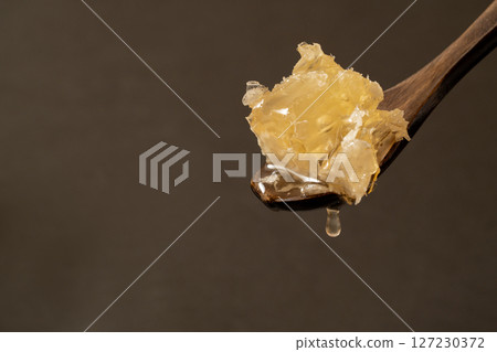 木勺上的蜂巢特寫鏡頭 127230372