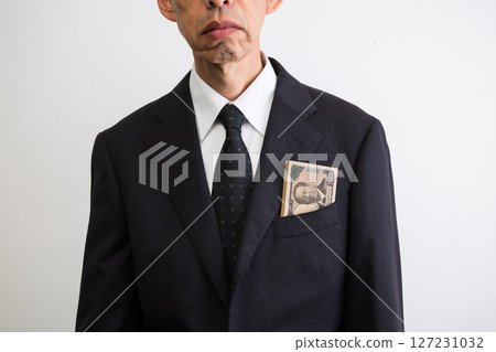 Senior man with a 10,000 yen bill in his suit breast pocket 127231032