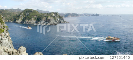 The blue ocean and cliff-top coastline (Pacific Ocean, Kamakura area) 127231440