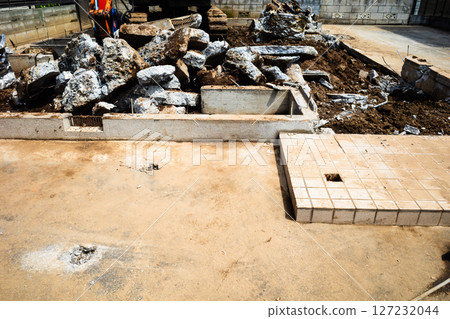 房屋拆除工作 拆除後的廢墟 高飽和度對比 127232044