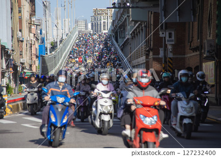 Traffic jam under the Taipei Bridge [Taiwan image] 127232400