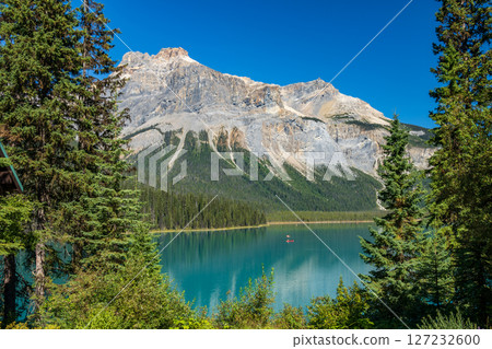 Panoramic view of Emerald Lake in summer. (Yoho National Park, Canada) 127232600
