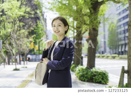 Young businesswoman walking in the city 127233125