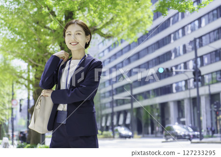 Young business woman walking in the office district 127233295