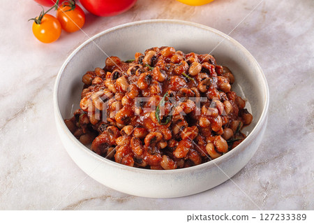 Black eye beans wutg tomato sauce 127233389