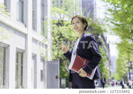 辦公區的年輕女商人 127233842