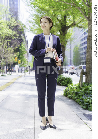 辦公區的年輕女商人，垂直位置 127234088