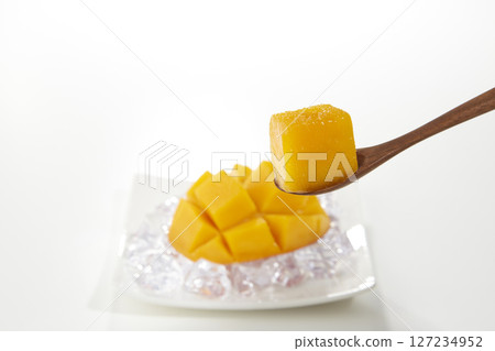 Fully ripe mango from Miyazaki Prefecture 127234952