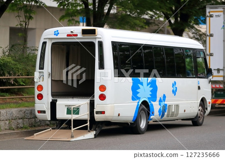 配備升降機的麵包車（福利車）圖片 127235666