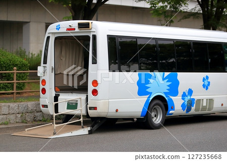 配備升降機的麵包車（福利車）圖片 127235668