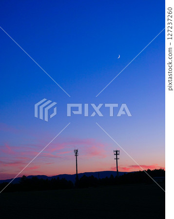 日落後的月亮和藍色的天空 127237260