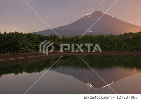 夏夜山倒影 127237866