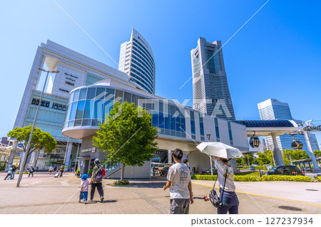 日本東京城市景觀，俯瞰櫻木町車站、橫濱地標塔、櫻木町站Air Cabin 127237934