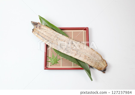 White-grilled eel brings out the flavor of the ingredients White-grilled eel brings out the flavor of the ingredients 127237984