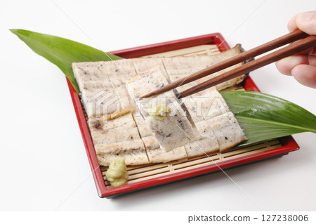 烤鰻魚特寫，佐以醬油和芥末，口感清爽 127238006