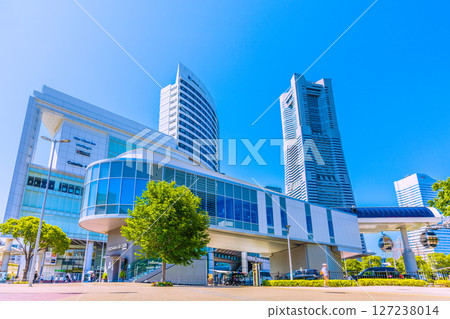 日本東京城市景觀，俯瞰櫻木町車站、橫濱地標塔、櫻木町站Air Cabin 127238014