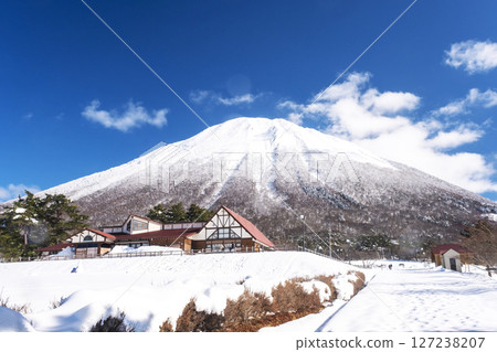 以大山為背景的雪鞋健行圖片 127238207