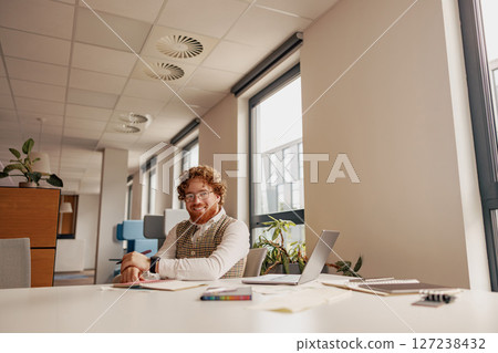 A Professional Woman Thriving in a Bright and Invigorating Office Environment Setting 127238432