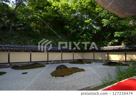 Romantic Ibaraki (The dry landscape garden loved by Kitaoji Rosanjin, and the green buds of early summer are also beautiful.) Kasama City, Shunpu Banri-so 127238474