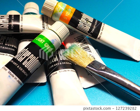 許多顏料和畫筆的照片 127239282