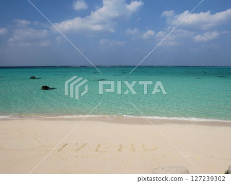 沖繩縣宮古島市伊良部島17END海灘，沙灘上的文字 127239302
