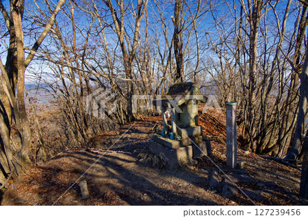 深秋時節的荒船山和溪塚山山頂景色 深秋時節的荒船山和溪塚山山頂景色 127239456