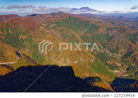 從荒船山和殿岩眺望連山和淺間山的紅葉 127239459