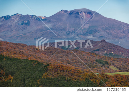 從荒船山和殿岩眺望連山和淺間山的紅葉 從荒船山和殿岩眺望連山和淺間山的紅葉 127239465