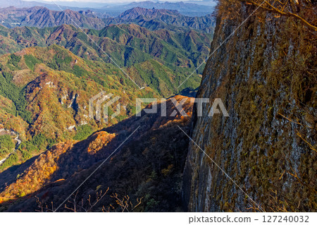 The cliffs of Tonoiwa in Western Joshu and the mountain ranges in the direction of Mt. Myogi with autumn leaves 127240032
