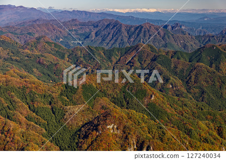 View of the autumn foliage of the mountain ranges and the Joetsu border ridgeline from Mt. Arafune and Tonoiwa 127240034