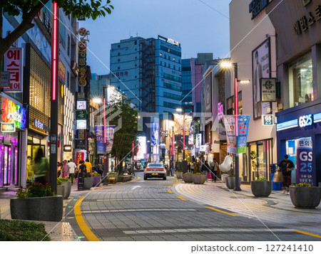 釜山南浦洞光復路時尚街的黃昏 釜山南浦洞光復路時尚街的黃昏 127241410