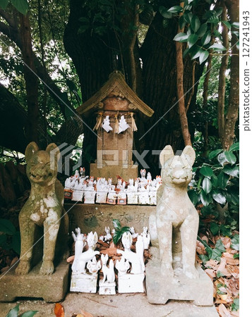 [Shimane] Stone statues and ornaments of foxes at Shiroyama Inari Shrine (Matsue) 127241943