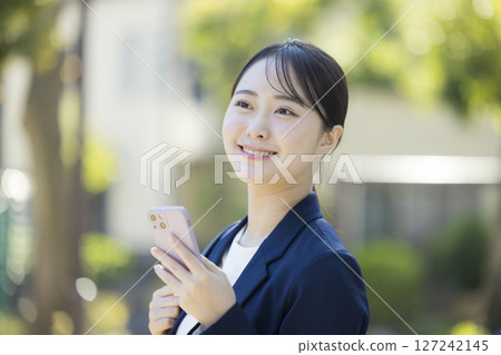 穿西裝的年輕女子 穿西裝的年輕女子 127242145