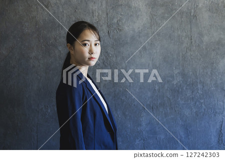 穿西裝的年輕女子 127242303