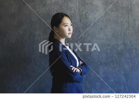 穿西裝的年輕女子 127242304