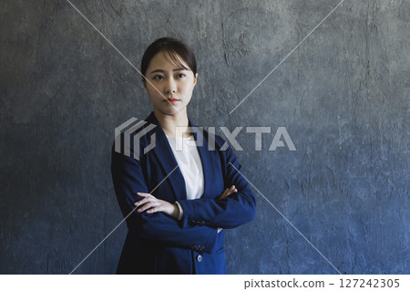 穿西裝的年輕女子 127242305