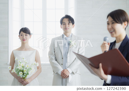 新娘、新郎和主持人 127242390