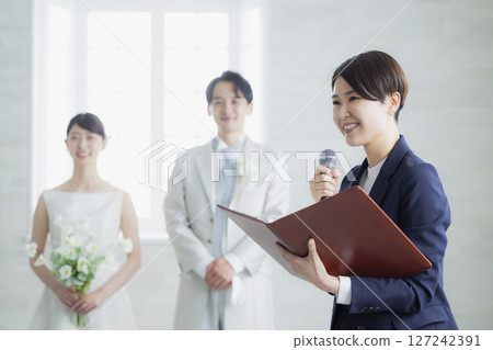 新娘、新郎和主持人 127242391